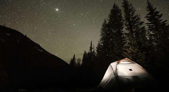andrew-gloor-tenda-notte-unsplash