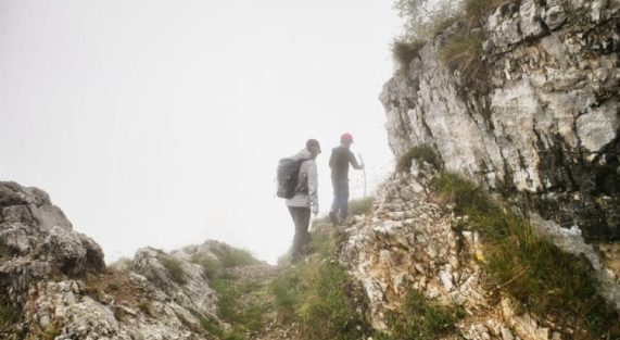 Camminare sotto la pioggia: i consigli